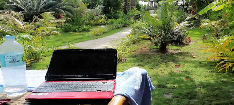 laptop-on-tropical-table
