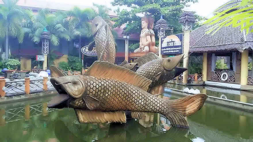 isdaan-restaurant-fish-sculpture-in-lake