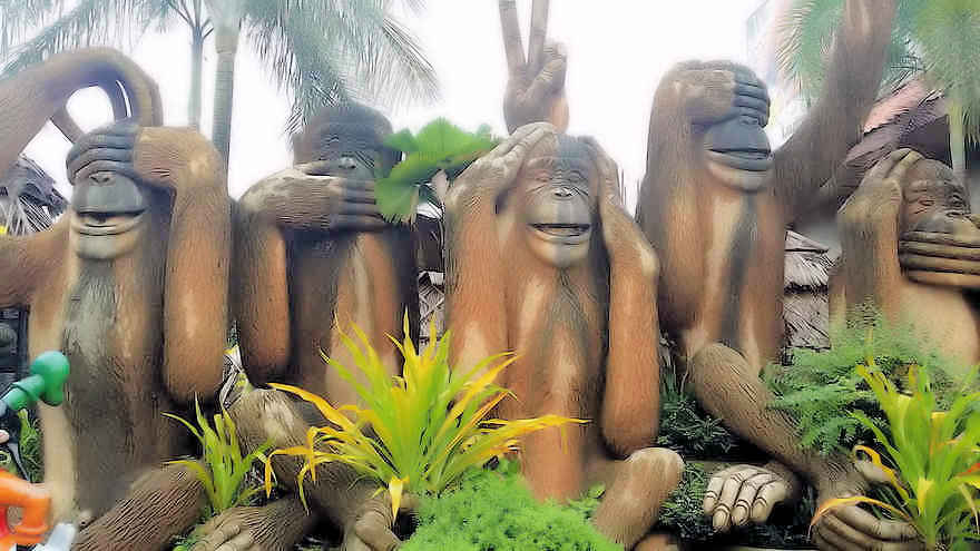 isdaan-restaurant-monkey-sculpture
