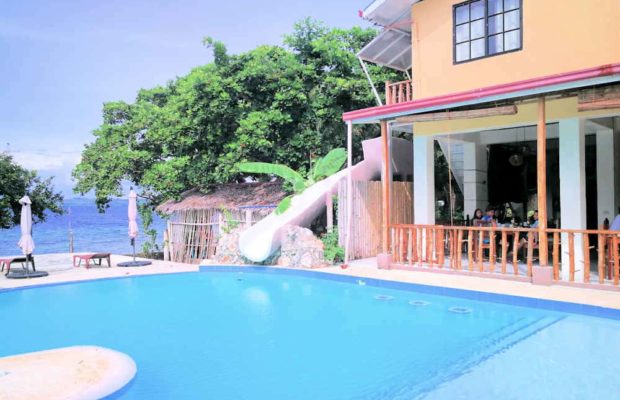 resort-mainbuilding-in-front-of-pool
