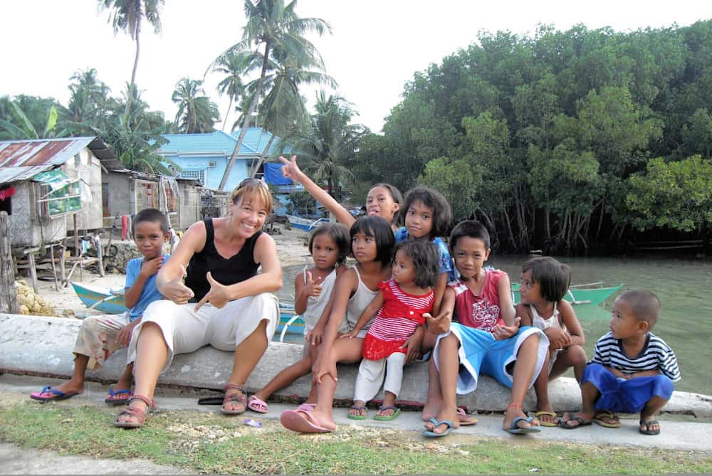 Sonja mit Kids in Bohol