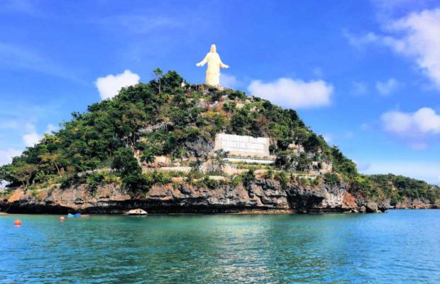 big-jesus-statue-on-top-of-iland-100-islands-